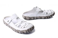 RIEKER L0396-80 white, klapki damskie. Białe klapki damskie Rieker, na lato, bez wzorów, bez obcasa, bez zapięcia. Za 349.90 zł.