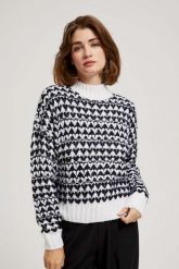 Sweter z golfem czarno-biały. Białe swetry nierozpinane damskie MOODO, l, bez wzorów, z moheru, bez kołnierzyka, bez ramiączek. W wyprzedaży za 59.99 zł.