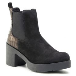 Botki Lasocki. Czarne botki damskie Lasocki, bez wzorów, bez obcasa, na słupku, bez zapięcia. Za 111.99 zł.