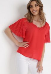 Czerwona Bluzka Aedadia. Czerwone bluzki damskie Born2be, s, z aplikacjami, z koronki, eleganckie, bez kołnierzyka, bez ramiączek. Za 29.99 zł.