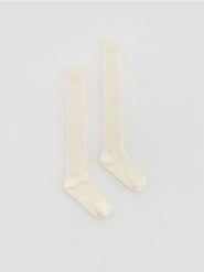Długie podkolanówki - złamana biel. Skarpetki damskie Reserved, bez wzorów. Za 29.99 zł.