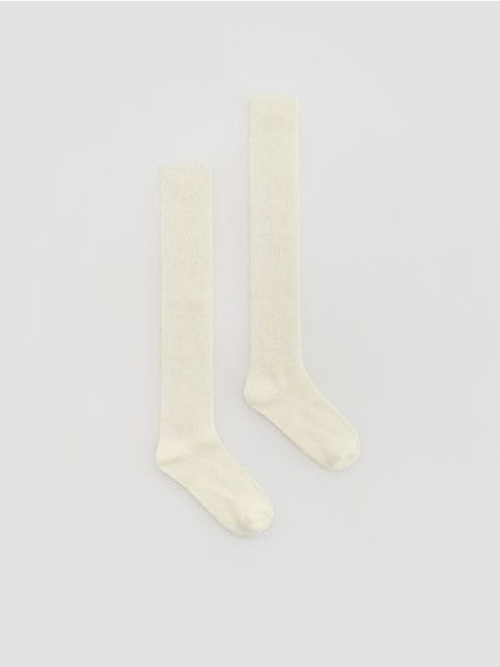 Długie podkolanówki - złamana biel. Skarpetki damskie Reserved, bez wzorów. Za 29.99 zł.