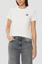 TOMMY JEANS Beżowy damski t-shirt z małym logo. Brązowe t-shirty damskie Tommy Jeans, s, bez wzorów, z jeansu, bez kołnierzyka, bez ramiączek. W wyprzedaży za 99.99 zł.
