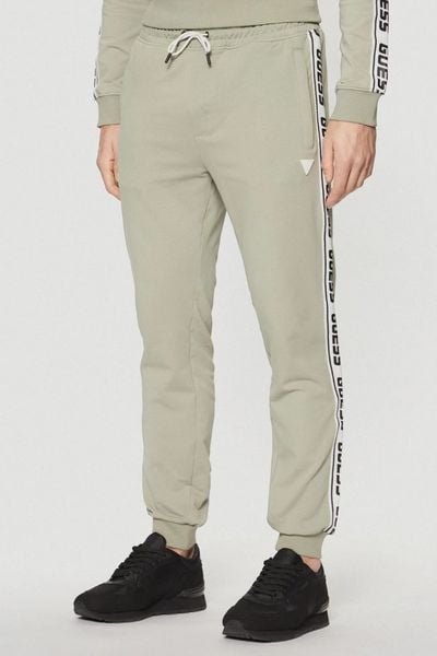 GUESS Zielone męskie spodnie dresowe z lampasami New Arlo, Rozmiar L. Zielone spodnie sportowe męskie Guess, l, z aplikacjami, z dresówki. W wyprzedaży za 189.99 zł.
