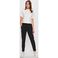 Calvin Klein Jeans - Spodnie. Czarne spodnie materiałowe damskie Calvin Klein Jeans, bez wzorów, z dzianiny, casualowe. Za 429.90 zł.