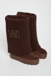 Kozaki damskie zamszowe CASADEI. Kozaki damskie Casadei, bez wzorów, z zamszu, bez obcasa, bez zapięcia. Za 6,249.00 zł.