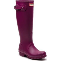 Kalosze HUNTER - Org Tall WFT1000RMA Violet. Fioletowe kalosze damskie Hunter, bez wzorów, z kauczuku, bez zapięcia. W wyprzedaży za 389.00 zł.