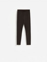 Legginsy z bawełną - ciemnobrązowy. Brązowe legginsy damskie Reserved, bez wzorów, z bawełny. Za 39.99 zł.