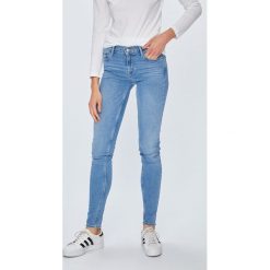 Levi's - Jeansy 710. Niebieskie jeansy damskie Levi's®, bez wzorów, z bawełny. W wyprzedaży za 319.90 zł.