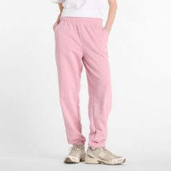 Spodnie damskie New Balance WP41500PTF – różowe. Czerwone spodnie dresowe damskie New Balance, bez wzorów, z bawełny, klasyczne. Za 169.99 zł.