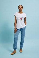 T-shirt z nadrukiem biały. Białe t-shirty damskie MOODO, bez wzorów, bez kołnierzyka, bez ramiączek. W wyprzedaży za 24.99 zł.