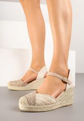 Ciemnobeżowe Sandały w Stylu Espadryli na Plecionym Koturnie Anniviora. Brązowe sandały damskie Born2be, bez wzorów, bez obcasa, na koturnie, bez zapięcia. Za 119.99 zł.