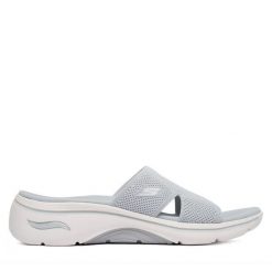 Klapki Skechers. Szare klapki damskie Skechers, bez wzorów, bez obcasa, bez zapięcia. Za 289.99 zł.