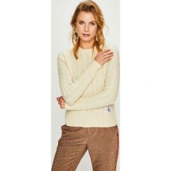 Calvin Klein Jeans - Sweter. Białe swetry nierozpinane damskie Calvin Klein Jeans, m, bez wzorów, z dzianiny, bez kołnierzyka, bez ramiączek. W wyprzedaży za 379.90 zł.