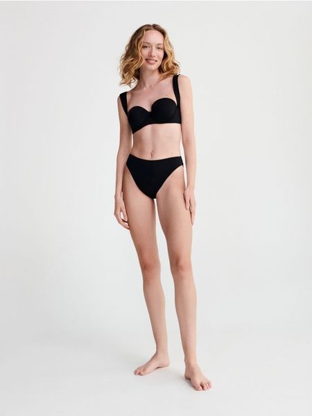 Góra od bikini - czarny. Czarne stroje kąpielowe damskie Reserved, bez wzorów. W wyprzedaży za 39.99 zł.
