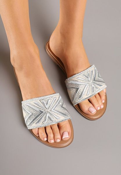 Srebrne Klapki Ozdobione Cyrkoniami Ellava. Szare klapki damskie Born2be, na lato, bez wzorów, eleganckie, bez obcasa, na płaskiej podeszwie, bez zapięcia. Za 59.99 zł.