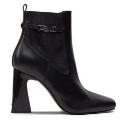 Botki KARL LAGERFELD. Czarne botki damskie KARL LAGERFELD, bez wzorów, bez obcasa, na słupku, bez zapięcia. Za 699.99 zł.