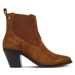 Botki Tommy Hilfiger. Brązowe botki damskie Tommy Hilfiger, bez wzorów, bez obcasa, na słupku, bez zapięcia. Za 699.99 zł.