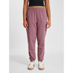 Damskie spodnie dresowe Hummel Pulse. Fioletowe spodnie dresowe damskie Hummel, bez wzorów, z dresówki, sportowe, na fitness i siłownię. Za 170.00 zł.
