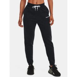 Spodnie fitness damskie Under Armour Essential Script. Czarne spodnie dresowe damskie Under Armour, bez wzorów, z dresówki, sportowe, na fitness i siłownię. Za 169.99 zł.