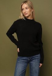Czarny Sweter z Wełną i Wiskozą o Prostym Fasonie z Półgolfem Giolera. Czarne swetry nierozpinane damskie Born2be, s, bez wzorów, z wełny, biznesowe, bez kołnierzyka, bez ramiączek. Za 119.99 zł.
