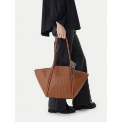 Torebka KARL LAGERFELD. Brązowe shopperki damskie KARL LAGERFELD, bez wzorów, bez dodatków. Za 933.99 zł.