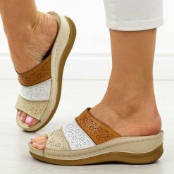 Beżowe skórzane klapki damskie na koturnie T.Sokolski 172. Brązowe klapki damskie Sokolski, na lato, bez wzorów, z jeansu, biznesowe, bez obcasa, na koturnie, bez zapięcia. Za 239.00 zł.