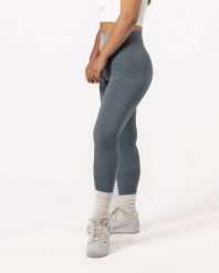 Damskie legginsy 7/8 na jogę i pilates, bez przedniego szwu – turkusowy błękit. Niebieskie legginsy damskie AESTHETIC WOLF, bez wzorów, z dzianiny. Za 149.99 zł.