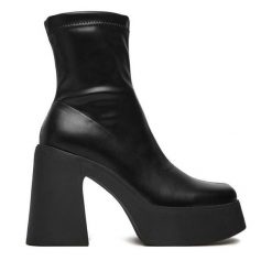 Botki DeeZee. Czarne botki damskie DeeZee, bez wzorów, bez obcasa, na słupku, bez zapięcia. Za 229.99 zł.