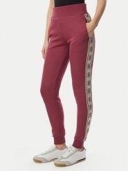 Guess Spodnie dresowe V2YB15 KB3P2 Różowy ciemny Regular Fit. Czerwone spodnie dresowe damskie Guess, z aplikacjami, z bawełny. Za 335.99 zł.