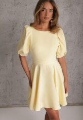 Żółta Elegancka Sukienka z Bufiastymi Rękawami Odkrytymi Plecami i Wiązaniem Haritte. Żółte sukienki damskie Renee, l, bez wzorów, eleganckie, bez kołnierzyka, bez ramiączek, mini, kopertowe. Za 249.99 zł.