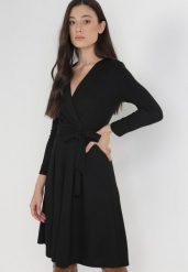 Czarna Sukienka Therinore. Czarne sukienki damskie Born2be, l, bez wzorów, z bawełny, eleganckie, bez kołnierzyka, bez ramiączek, midi, kopertowe. Za 169.99 zł.
