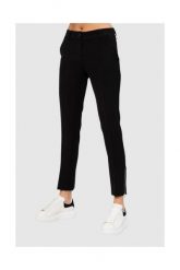 GUESS Czarne spodnie damskie. Czarne spodnie dresowe damskie Guess, z aplikacjami, z dresówki, z obniżonym stanem. W wyprzedaży za 326.99 zł.