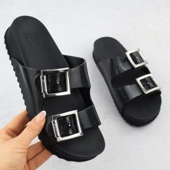 Klapki damskie z klamrami plażowe basenowe czarne Zaxy RR285058. Czarne klapki damskie Zaxy, bez wzorów, z gumy, bez obcasa, bez zapięcia. Za 135.00 zł.