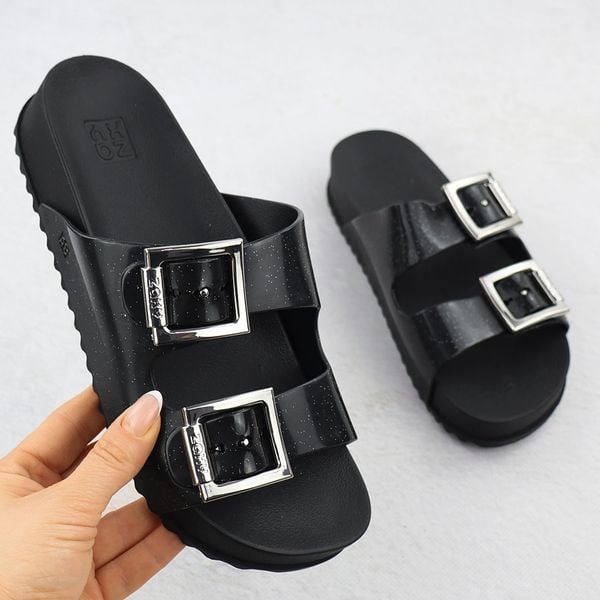 Klapki damskie z klamrami plażowe basenowe czarne Zaxy RR285058. Czarne klapki damskie Zaxy, bez wzorów, z gumy, bez obcasa, bez zapięcia. Za 108.00 zł.