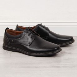Półbuty męskie wizytowe czarne News. Czarne buty wizytowe męskie NEWS, bez wzorów, ze skóry ekologicznej, bez obcasa, bez zapięcia. Za 139.99 zł.