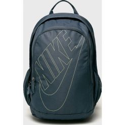 Nike Sportswear - Plecak Hayward. Niebieskie plecaki męskie Nike Sportswear, bez wzorów, z materiału. W wyprzedaży za 119.90 zł.