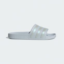 Klapki adilette Aqua. Niebieskie klapki męskie Adidas, bez wzorów, z materiału, bez zapięcia. Za 99.95 zł.