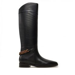 Kozaki Guess. Czarne kozaki damskie Guess, z aplikacjami, bez obcasa, na płaskiej podeszwie, bez zapięcia. Za 889.99 zł.
