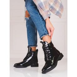 Sznurowane botki damskie czarne z lakierowanej skóry ekologicznej. Czarne botki damskie bez wzorów, ze skóry ekologicznej, eleganckie, bez obcasa, bez zapięcia. Za 245.97 zł.