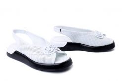 ARTIKER RELAKS 54C0765 biały, sandały damskie. Białe sandały damskie Artiker Relaks, bez wzorów, ze skóry, bez obcasa, na koturnie, bez zapięcia. Za 212.94 zł.
