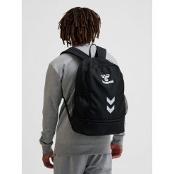 Plecak Hummel Essential Back Pack Unisex. Czarne plecaki damskie Hummel, bez wzorów, sportowe. Za 165.50 zł.