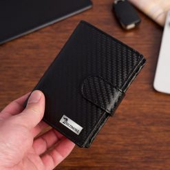 Męski portfel skórzany pionowy klasyczny RFiD duży czarny carbon premium Beltimore P04. Czarne portfele męskie bez wzorów. Za 67.99 zł.