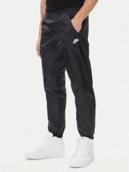 Nike Spodnie dresowe Windrunner DX0653 Czarny Standard Fit. Czarne spodnie sportowe męskie Nike, m, bez wzorów, z dresówki. Za 339.99 zł.