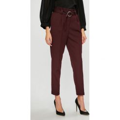 Vero Moda - Spodnie. Fioletowe spodnie materiałowe damskie Vero Moda, bez wzorów, z dzianiny, casualowe, z podwyższonym stanem. W wyprzedaży za 119.90 zł.