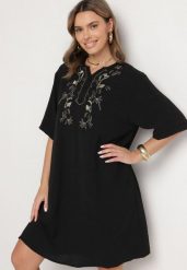 Czarna Sukienka Pudełkowa z Guzikami i Ozdobnymi Haftami Jenivanea. Czarne sukienki damskie Born2be, na co dzień, l, z aplikacjami, eleganckie, bez kołnierzyka, bez ramiączek, midi. Za 84.99 zł.