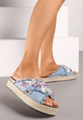 Jasnoniebieskie Klapki na Platformie w Stylu Boho z Aplikacjami i Plecionką Rissona. Niebieskie klapki damskie Renee, na lato, z aplikacjami, z jeansu, boho, z otwartym noskiem, bez obcasa, na platformie, bez zapięcia. W wyprzedaży za 67.49 zł.