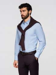 Klasyczna bawełniana męska koszula REGULAR - błękitna V1. Niebieskie koszule męskie Ombre Clothing, m, bez wzorów, z bawełny, biznesowe, bez kołnierzyka, bez ramiączek. Za 189.99 zł.