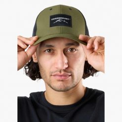 Czapka z daszkiem hiking unisex Swedemount Lofoten Trucker Cap II. Czarne czapki damskie SWEDEMOUNT, bez wzorów, sportowe. Za 79.99 zł.