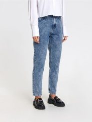 Jeansy mom high waist - niebieski. Niebieskie jeansy damskie Sinsay, bez wzorów, z bawełny, z podwyższonym stanem. W wyprzedaży za 39.99 zł.